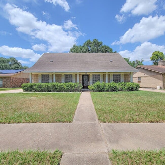 Building Photo - Spacious Family Home with Curb Appeal!