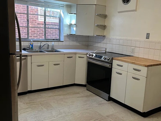 Photo - 4914 Lansdowne Ave