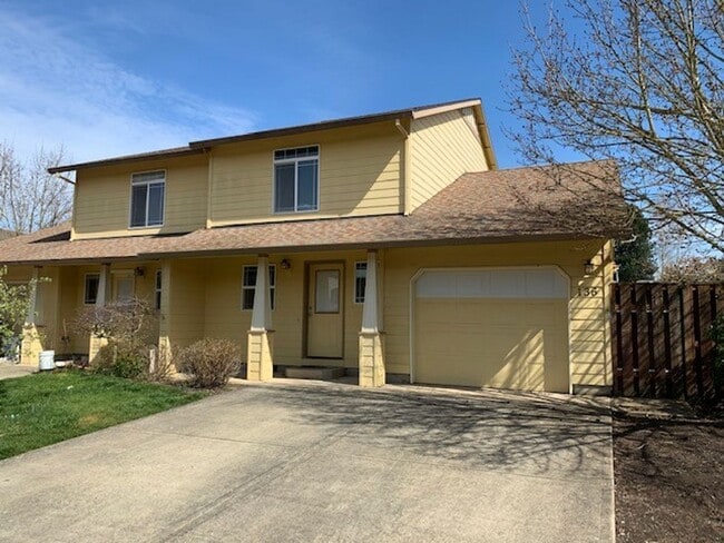 Building Photo - Completely renovated 3 Bed, 2.5 Bath Townhouse in McMinnville- Pets on Approval, Landscaping Incl...
