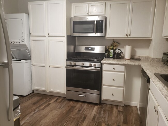 Building Photo - 225 S Bailey St