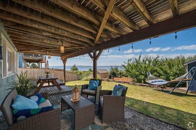 Building Photo - Ocean view 1 bedroom bottom floor unit clo... Rental