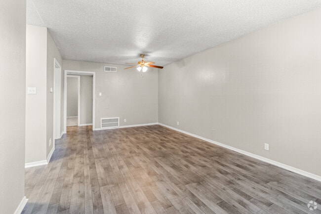 1BR, 1BA - 651 SF - Living Room