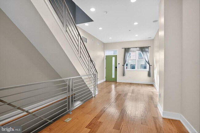 Photo - 419 Emily St