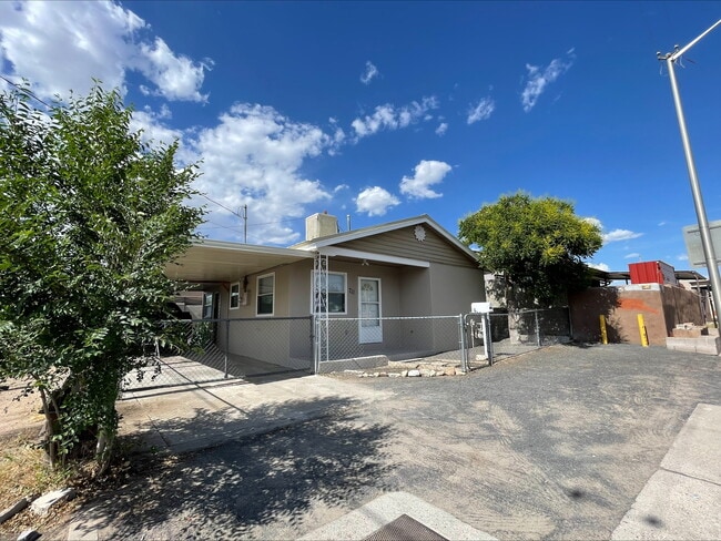 Photo - 711 Avenida Cesar Chavez SE House
