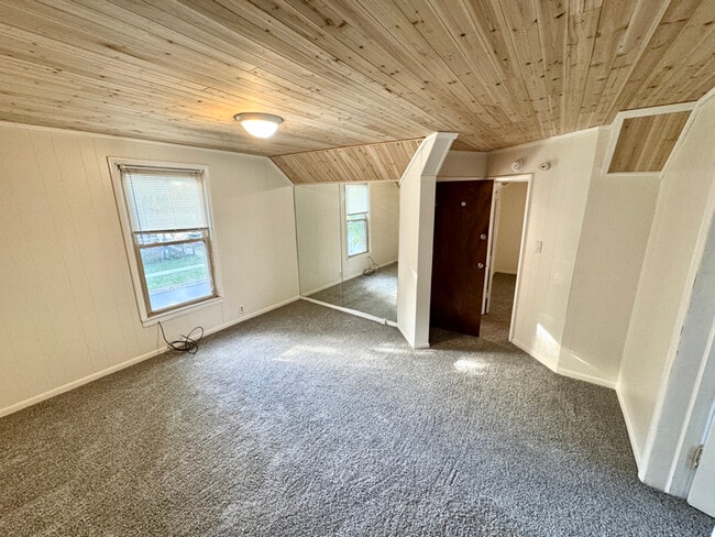 Building Photo - 1100 Michigan Ave Unit Upper Rental