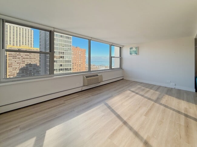 Photo - 336 W Wellington Ave Unidad 1502