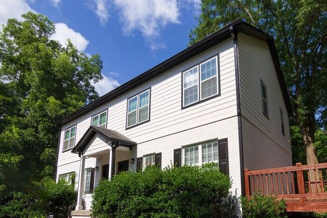 Building Photo - Newly Renovated 4 bedroom 3 bath townhome