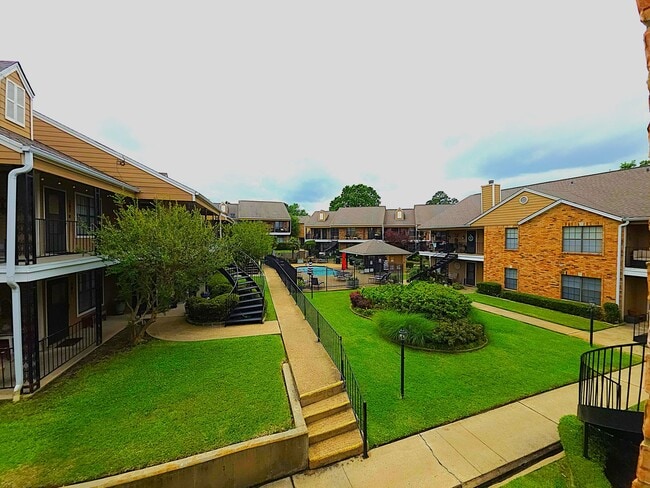 Building Photo - Get ready to fall in love with comfortable, carefree living at Courtyard Condominiums in Tyler, TX!