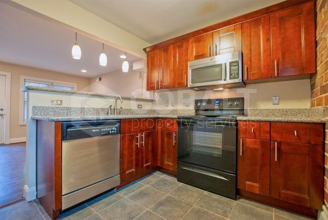 Building Photo - 626 Irwin St NE Unit 4