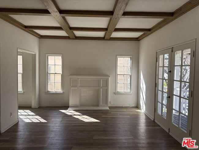 Building Photo - 140 S Camden Dr Unit 202