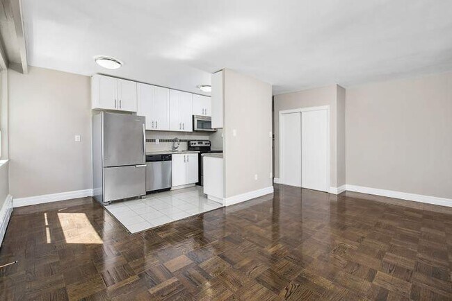 Photo - 3896 Bathurst St