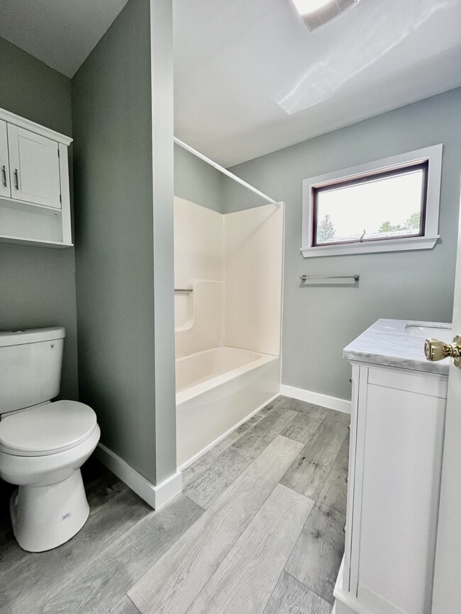 Photo - 117 W Hemlock St