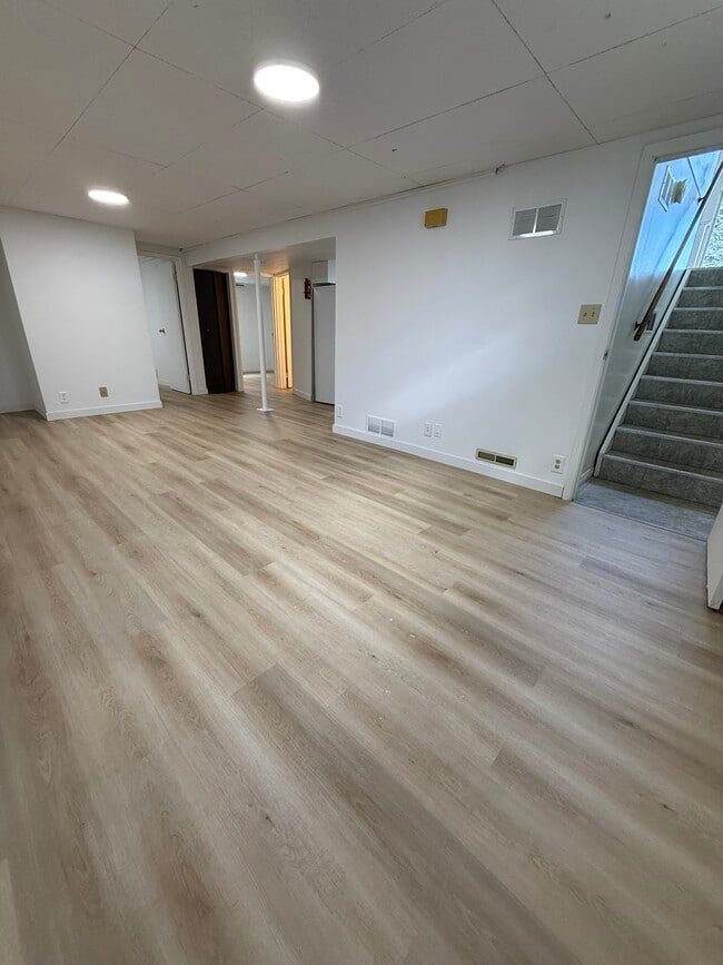 Photo - 512 32 Av NE