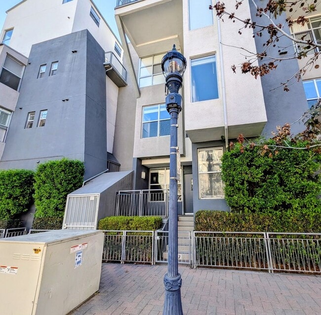 Building Photo - Walk-Up Townhouse in Downtown SD -  Dual Master 2 Bed 3 Bath with Brand New Flooring!