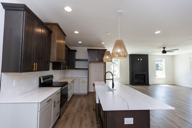 Photo - Executive Property located in Republic with a "furnished option" Don't miss this showstopper!!