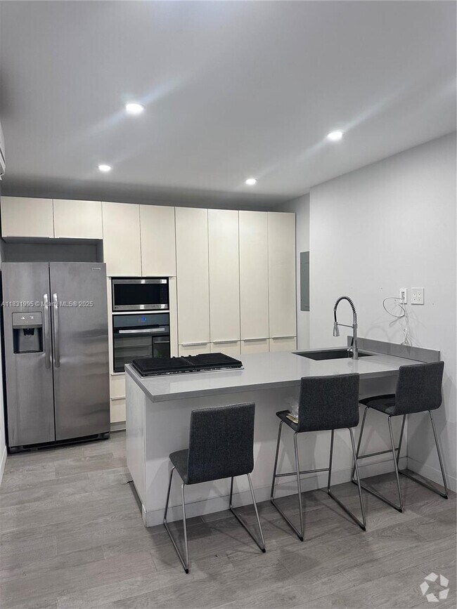 Building Photo - 1560 Jefferson Ave Unit 3 Rental