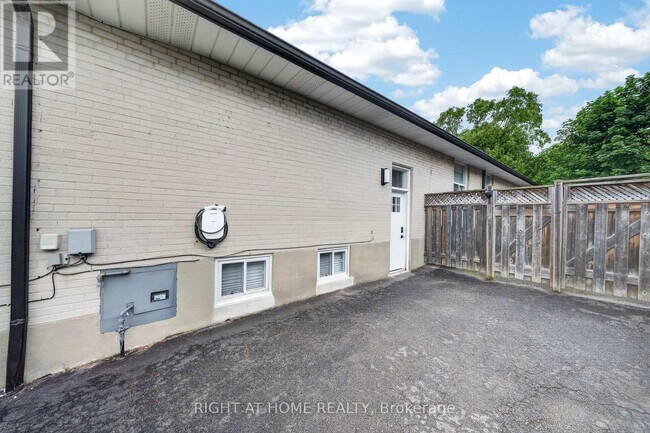 Photo - 1599 Sandgate Crescent
