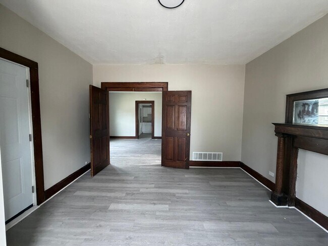Photo - 329 W Grant St