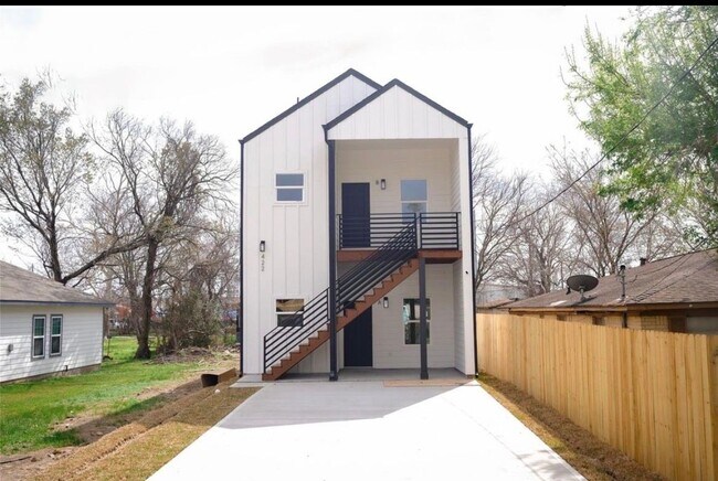Building Photo - 422 New Hampshire St
