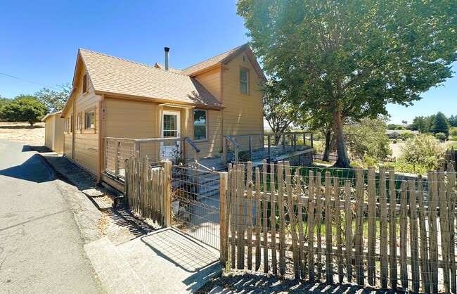 Photo - 402 Ormsby Ln