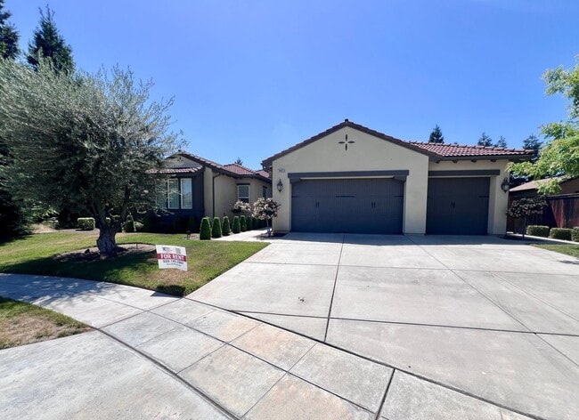 Building Photo - $2,695 Bullard & Hwy 99, 4 Bedroom With So...