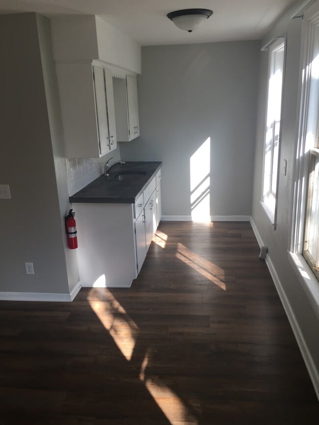 kitchen - 614 Forest St Unit #3