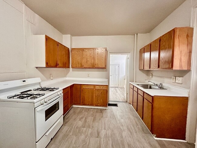 Building Photo - 644 E Chestnut St Unit Apt 1