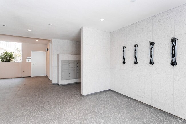 Anclaje para bicicletas y; Sala de correo - 625 S Barrington Ave Unidad 211