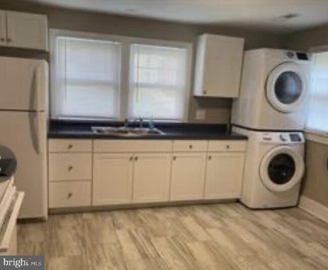 Photo - 915 William St