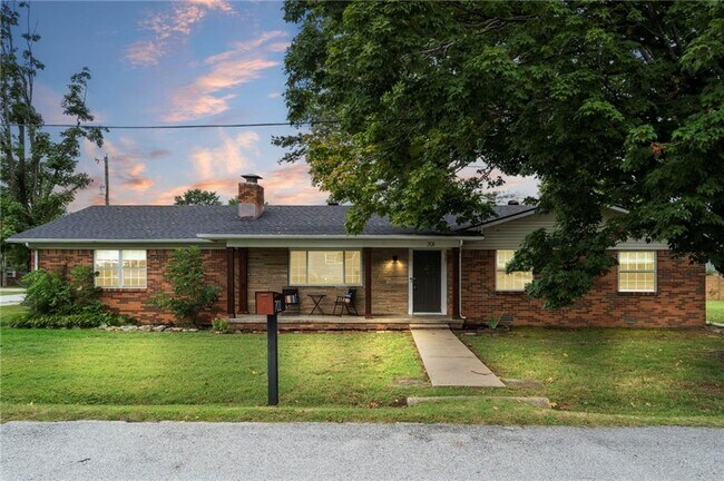 Photo - 701 NW Ford Ln