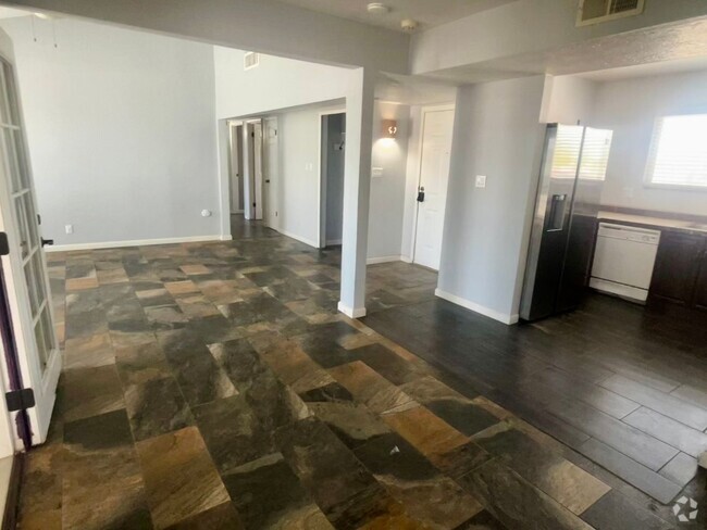 Building Photo - AVAILABLE NOW - 3 Bedroom 2 Bath aprox 140... Rental