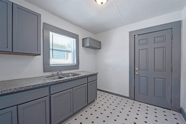 Building Photo - 2528 Campbell St