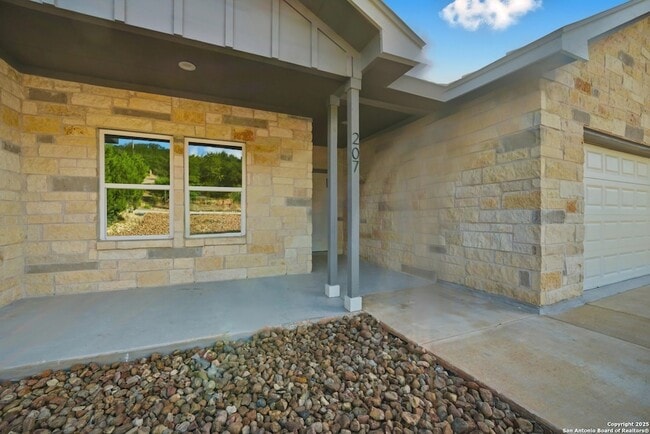 207 Deer Oaks Dr