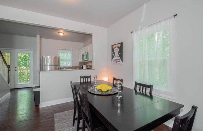 906 Greenwood Ave NE