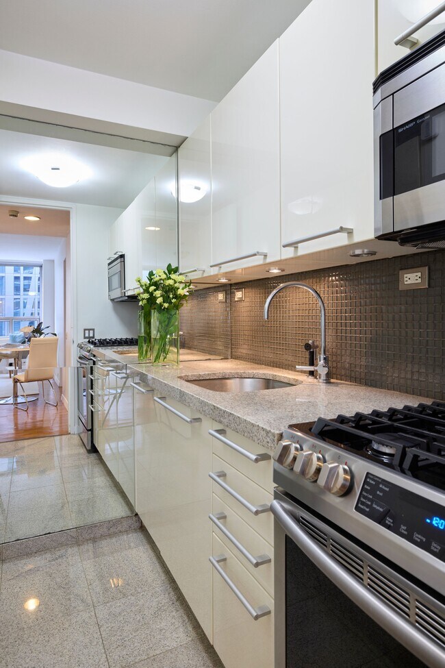 Photo - 15 W 53rd St