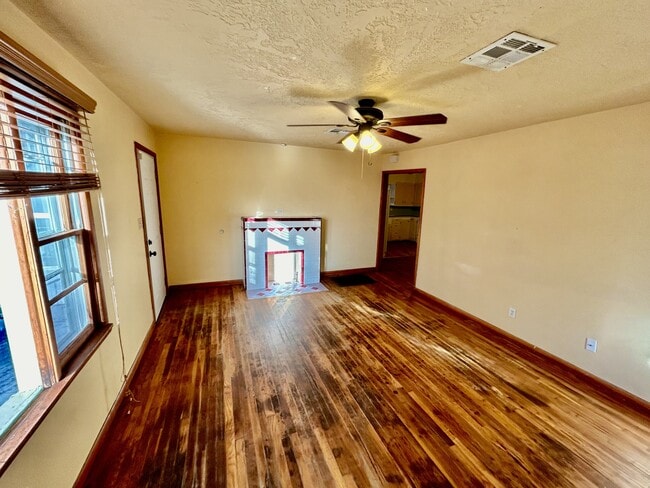 Photo - 428 W 8th St