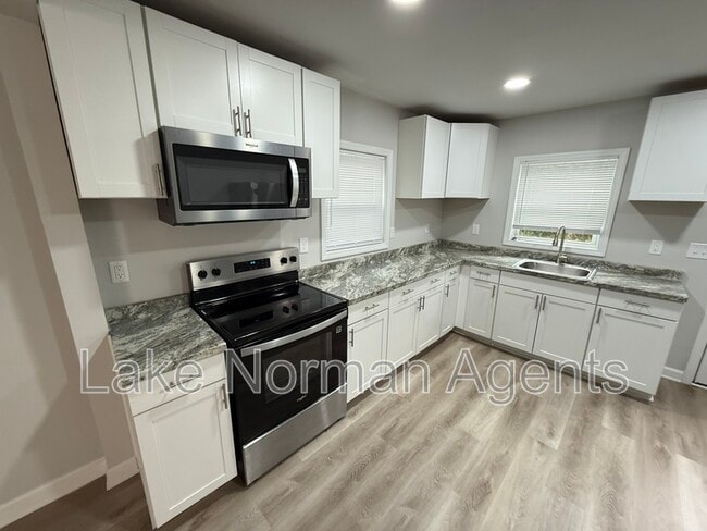 Photo - 705 N Main St