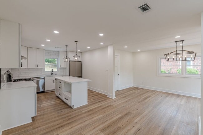 Photo - 525 Rosemont Dr