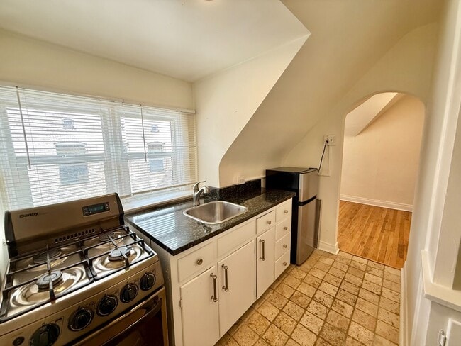 Building Photo - Unique Top floor Studio Apartment in Eclectic Capitol Hill House! Available Now! Unit 9