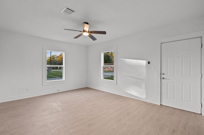 Photo - 2027 Scott St