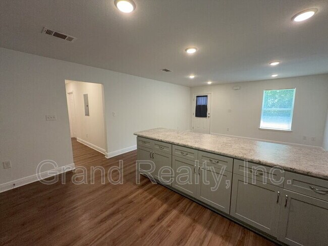 Photo - 5098 Bruner St