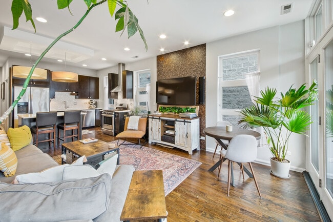 Photo - 2339 N Leavitt St Unit #2