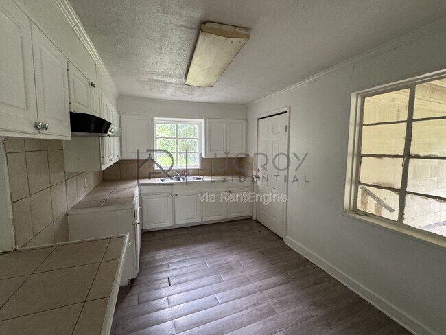 Photo - 323 Colonial Dr