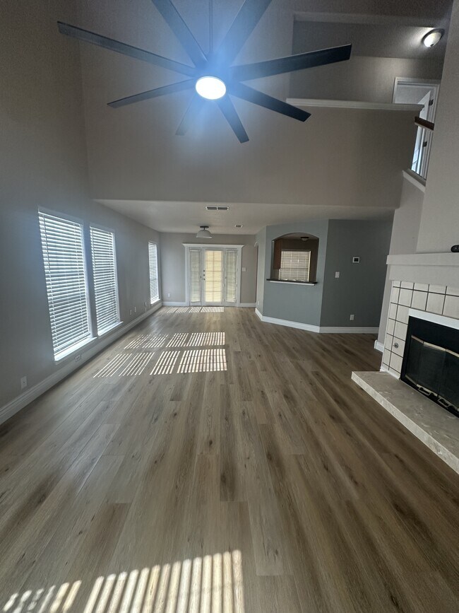 Photo - 701 Meadow Top