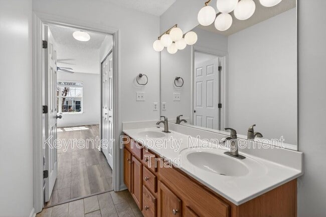 Photo - 138 Tannenbaum Cir