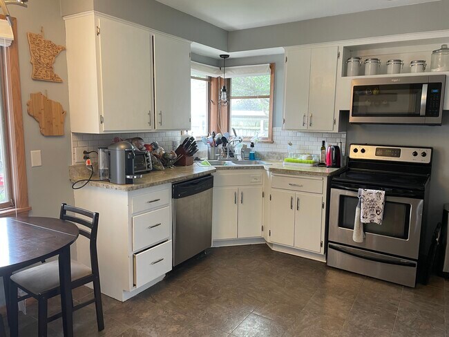 Photo - 2505 Zinran Ave S