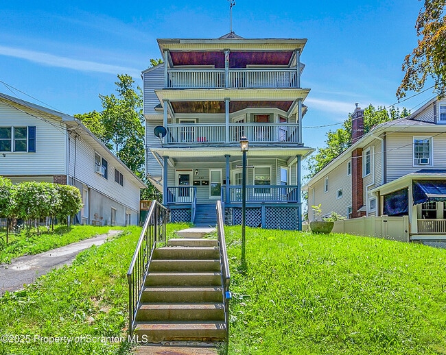 Building Photo - 934 Woodlawn St Rental