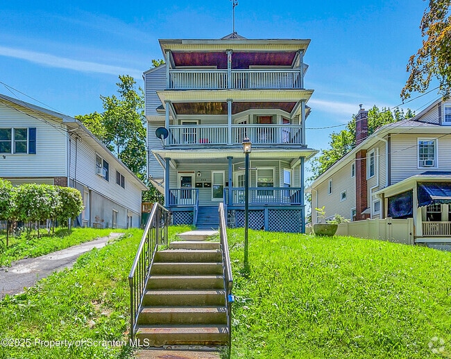 Building Photo - 934 Woodlawn St Rental