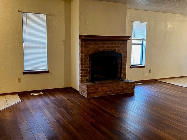 Photo - Half duplex in a fantastic location!