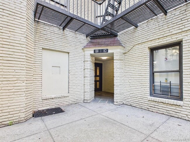 21-37-37 33rd St Unit 3D